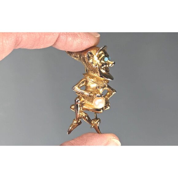 Marcel Boucher Gnome or Leprechaun Brooch, Gold tone Gold Elf Pin holding pearl - Picture 2 of 12